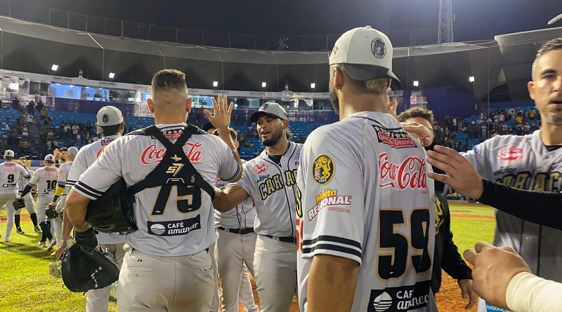 Leones del Caracas doblegó a los Tigres y empató la punta
