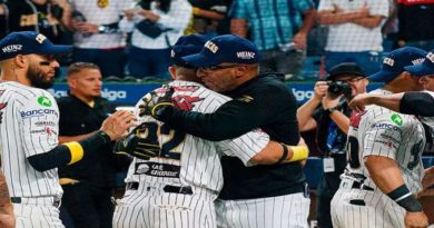 Leones del Caracas derrota a Cardenales y es líder de la tabla