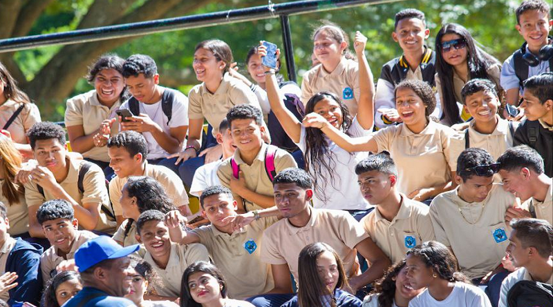 Abanderan a estudiantes de educación media para defender la Guayana Esequiba