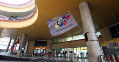 Trabajadores de la Contraloría General entregan planilla de adhesión ante el CNE