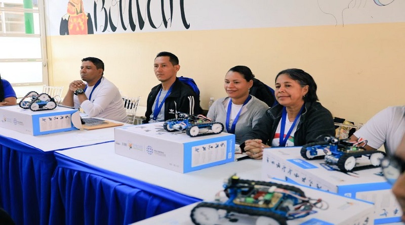 Dictan formación técnica a docentes responsable de núcleos de Robótica en Caracas