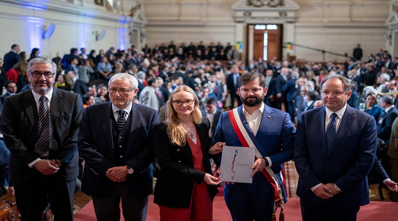 Presidente Boric recibe segunda propuesta para nueva Constitución de Chile
