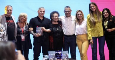 Poeta Tarek William presentó su libro “Discursos al Pie Del Hemiciclo” en la Filven