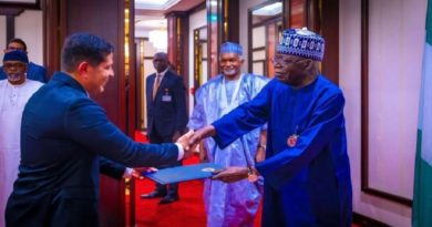 Alberto Castellar presenta Cartas Credenciales ante presidente de Nigeria