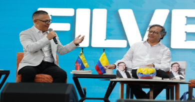 Jefe de Estado colombiano presenta su libro "Un Vida, Muchas Vidas" en la Filven