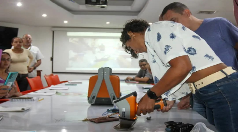 Imparten taller sobre manejo de equipos portátiles de fluorescencia