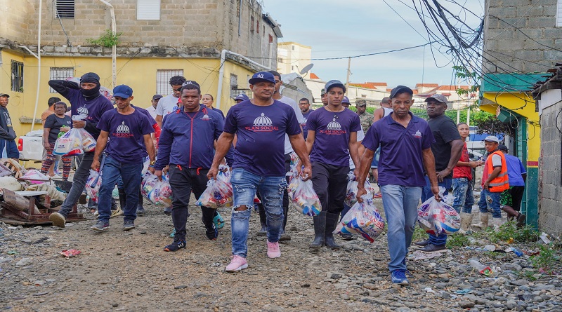 Distribuyen alimentos a familias afectadas por lluvias en República Dominicana