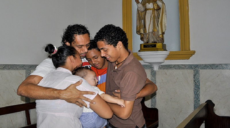 Venezuela celebra Día Nacional del Abrazo en Familia