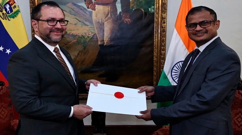 Canciller Yván Gil recibe Copias de Estilo del embajador indio Ashok Babu