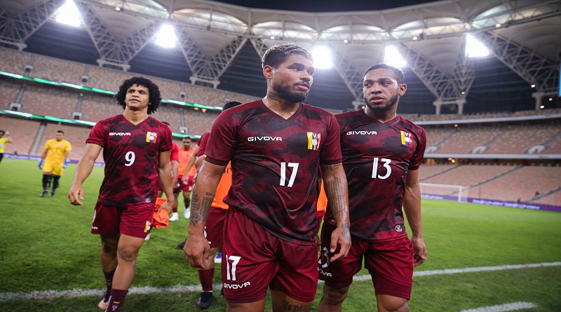 La Vinotinto es recibida con honores por cientos de aficionados