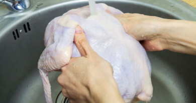 Conozca los riesgos para la salud de lavar el pollo antes de consumirlo