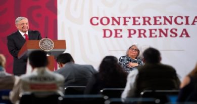 AMLO aprueba recursos para reconstruir zonas afectadas por huracán Otis