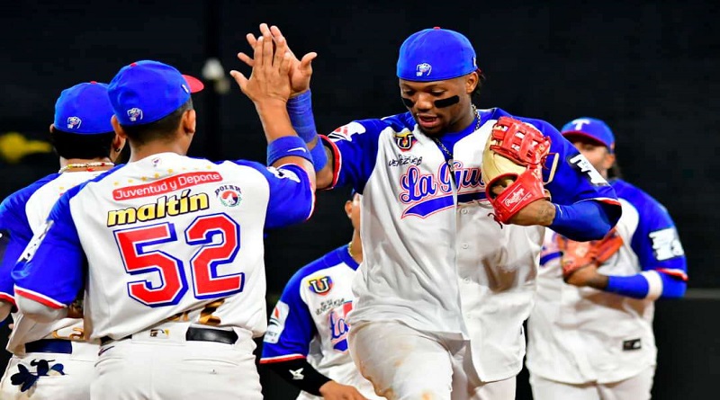 Tiburones doblega a la Águilas y suma cuarta victoria al hilo