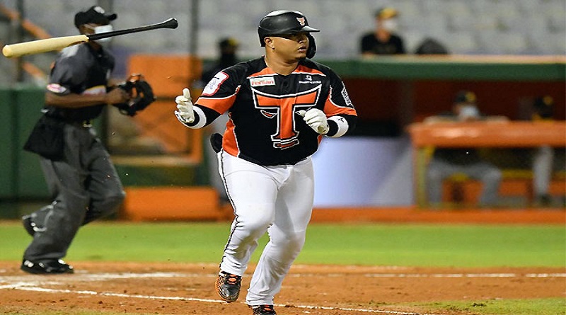 Dominicano Yermín Mercedes firma contrato con los Tigres de Aragua