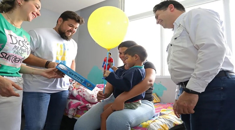 Distribuyen regalos a niños recluidos en Hospital Universitario de Maturín