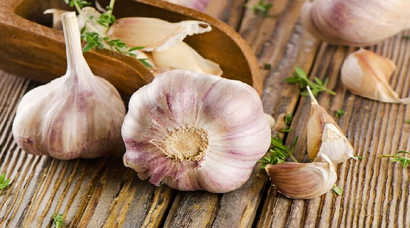 ¿Qué le pasa al cuerpo si come un diente de ajo en ayunas?