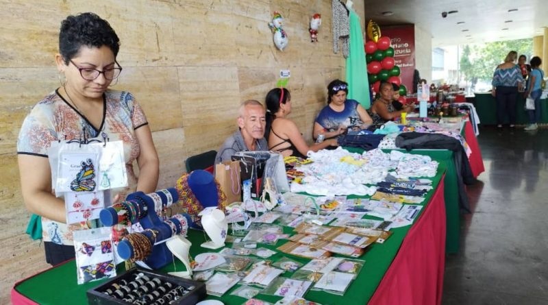 Realizan bazar navideño en la Plaza Caracas