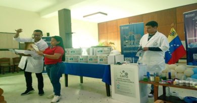 Entregan kits a estudiantes para la Caravana de la Química en La Guaira
