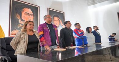 Reconocen a docentes y estudiantes de Caracas con galardón "Simón Rodríguez"