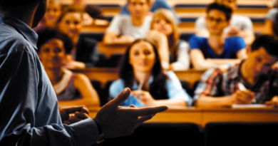 Jefe de Estado destaca labor de los profesores universitarios en su día