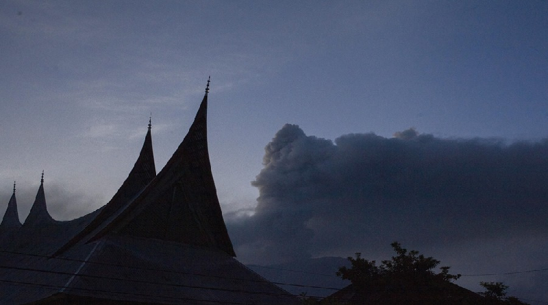 Suben a 13 los fallecidos por erupción de un volcán en Indonesia