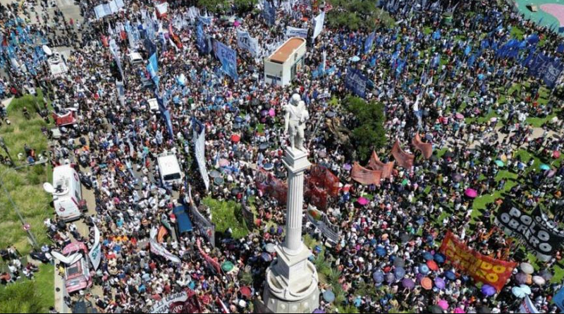 La Policía detuvo a trabajadores al término de la movilización popular (Foto agencias)