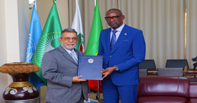 Embajador de Venezuela entrega Copias de Estilo ante Cancillería de Mali