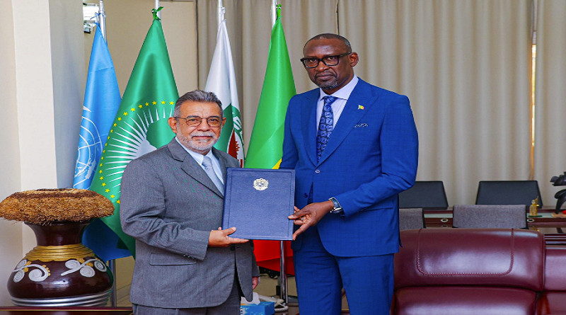 Embajador de Venezuela entrega Copias de Estilo ante Cancillería de Mali