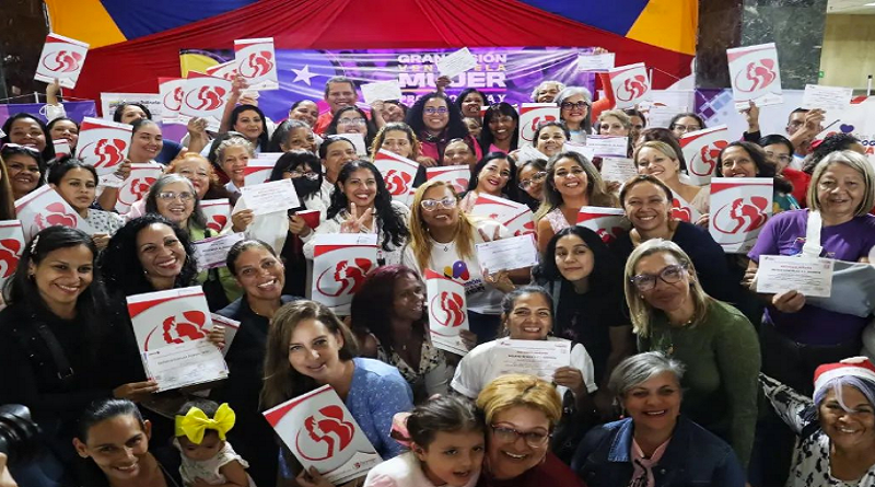 Más de 3 mil venezolanas reciben certificados por capacitación de MinMujer