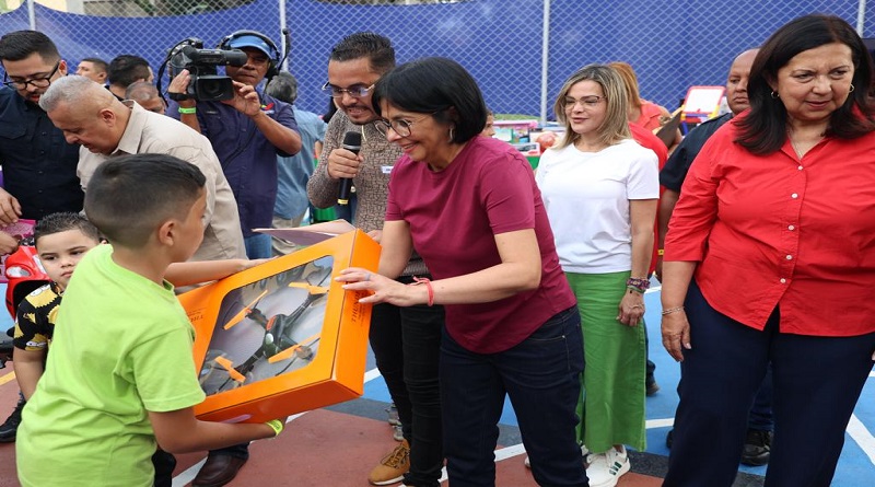 Vicepresidenta Ejecutiva entrega juguetes en la parroquia El Valle de Caracas