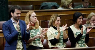 Diputados españoles lucen camisetas contra venta de armas a Israel