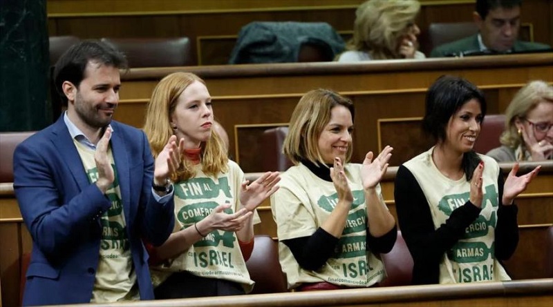 Diputados españoles lucen camisetas contra venta de armas a Israel