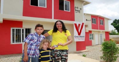 Familias de Lara reciben las llaves de sus hogares gracias a la GMVV