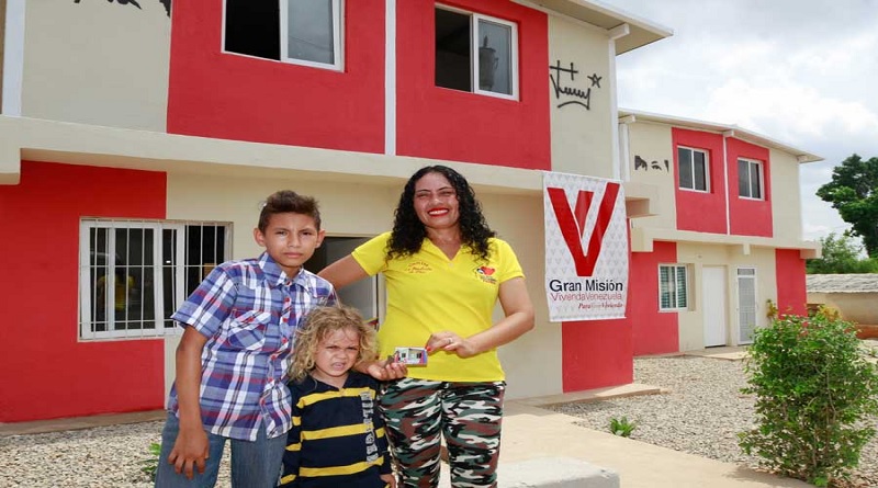 Familias de Lara reciben las llaves de sus hogares gracias a la GMVV