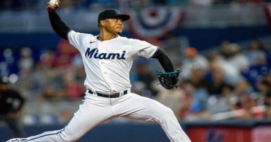 Dodgers firman al venezolano Elieser Hernández