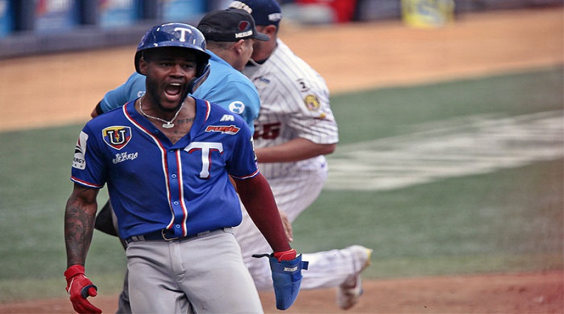 Tiburones mantiene su invicto tras doblegar a los Leones