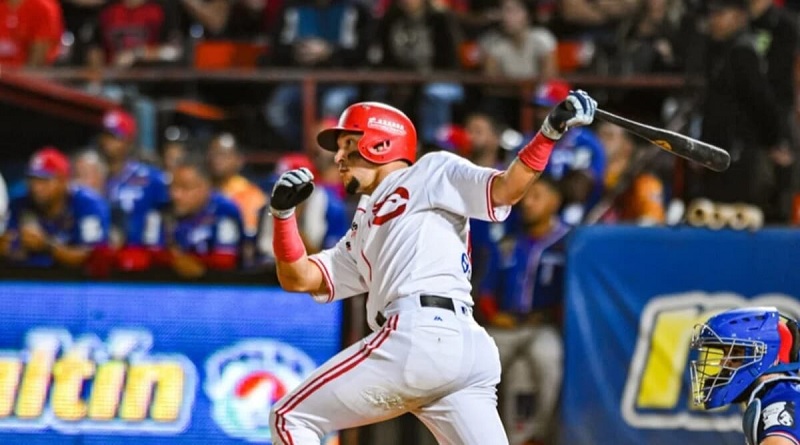 Cardenales evita barrida tras imponerse 6-5 ante Tiburones