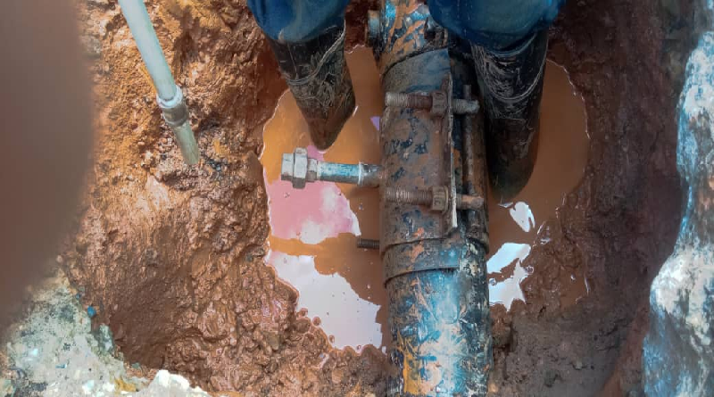 Reparan averías en sistema de agua en Los Teques
