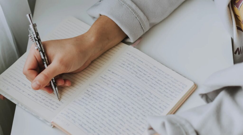 La editorial agradeció a las escritoras y a los escritores emergentes por confiar sus creaciones literarias a nuestro certamen,