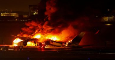 Colisión de aviones en aeropuerto de Tokio deja cinco personas fallecidas