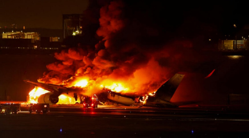 Colisión de aviones en aeropuerto de Tokio deja cinco personas fallecidas