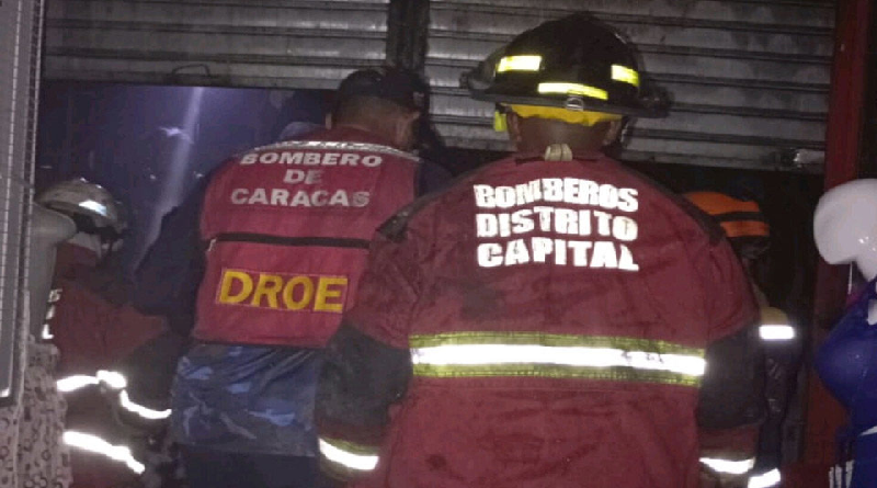 Bomberos de Caracas sofocan incendio en mercado Merposur de El Cementerio