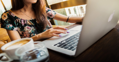 ¿Es perjudicial comer frente a la computadora?