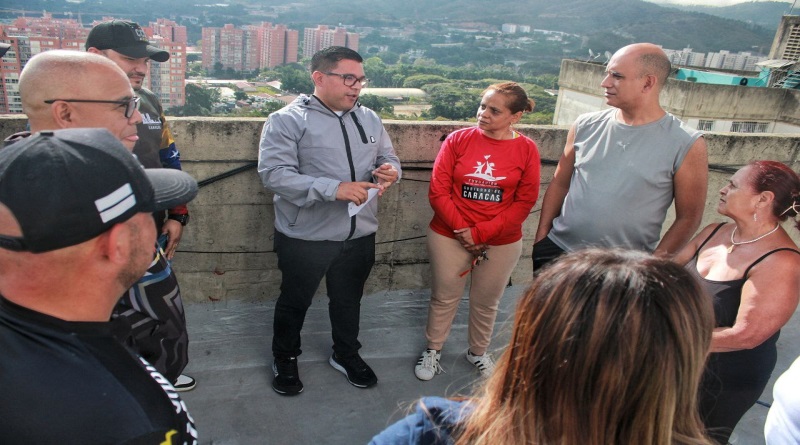 Inspeccionan trabajos de recuperación en edificios de El Valle