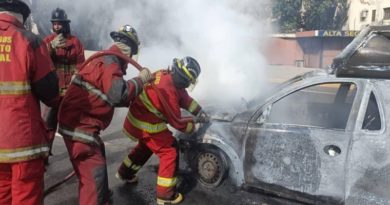 Sofocan combustión de vehículo en la Gran Cacique Guaicaipuro