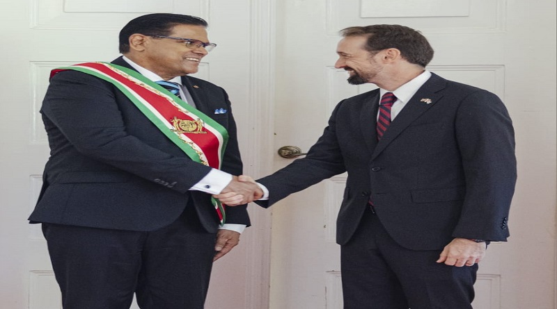 Presidente de Surinam recibe cartas credenciales del embajador de Cuba