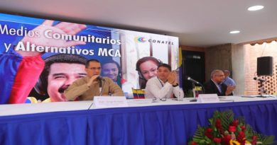 Entregan títulos administrativos a medios comunitarios