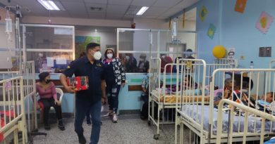Reyes Magos entregan juguetes a pacientes en hospital de Carabobo
