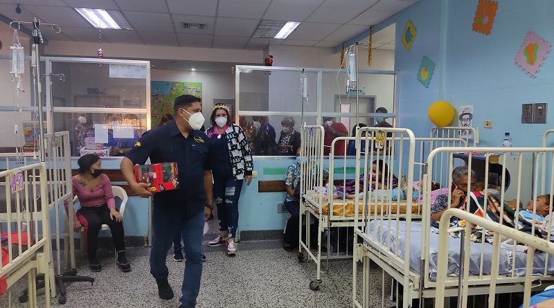 Reyes Magos entregan juguetes a pacientes en hospital de Carabobo