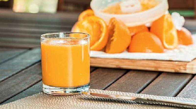 ¿Qué le pasa al cuerpo si bebe jugo de naranja diario en el desayuno?